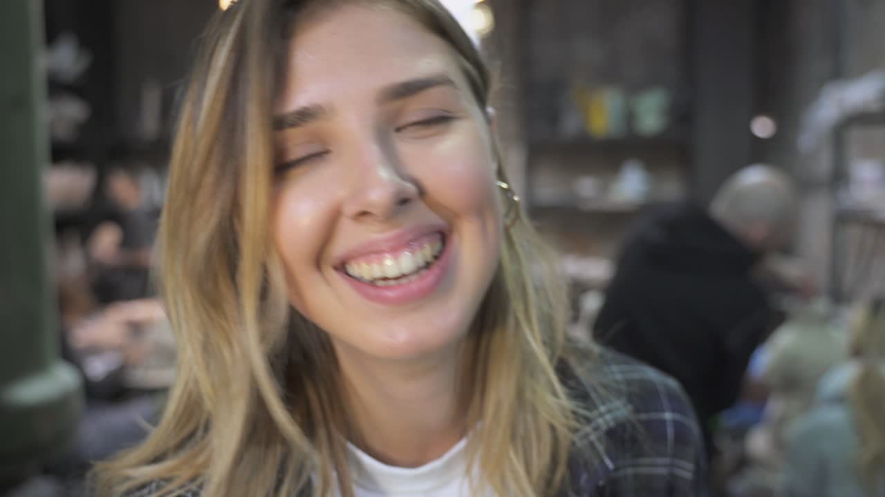 mujer en un estudio de arte