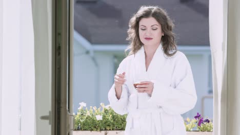 mujer disfrutando de una relajante mañana en un balcón