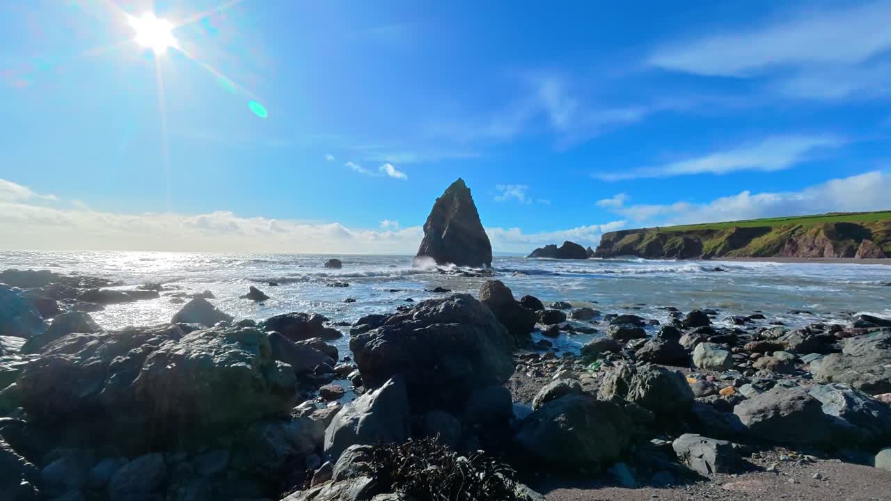 Timelapse Irlanda, drammatico faraglione marino a Ballydwane Bay, Copper Coast Waterford, località epiche