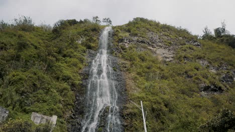 Niedriger-Winkel-Der-Cascade-De-La-Virgen-In-Baños,-Ecuador