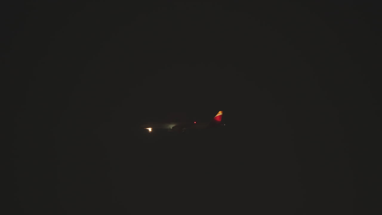 Aereo Commerciale in Volo con Luci Accese di Notte