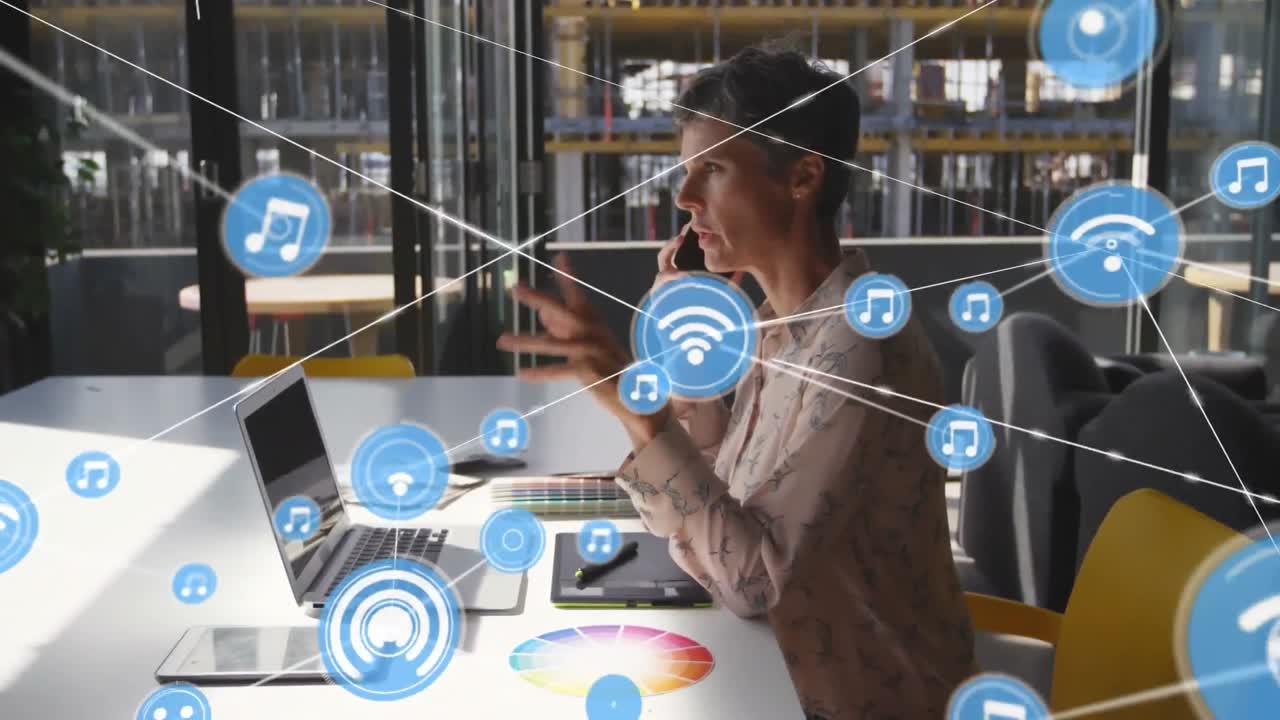 animación de iconos conectados sobre mujer biracial sentada en una silla hablando por teléfono celular