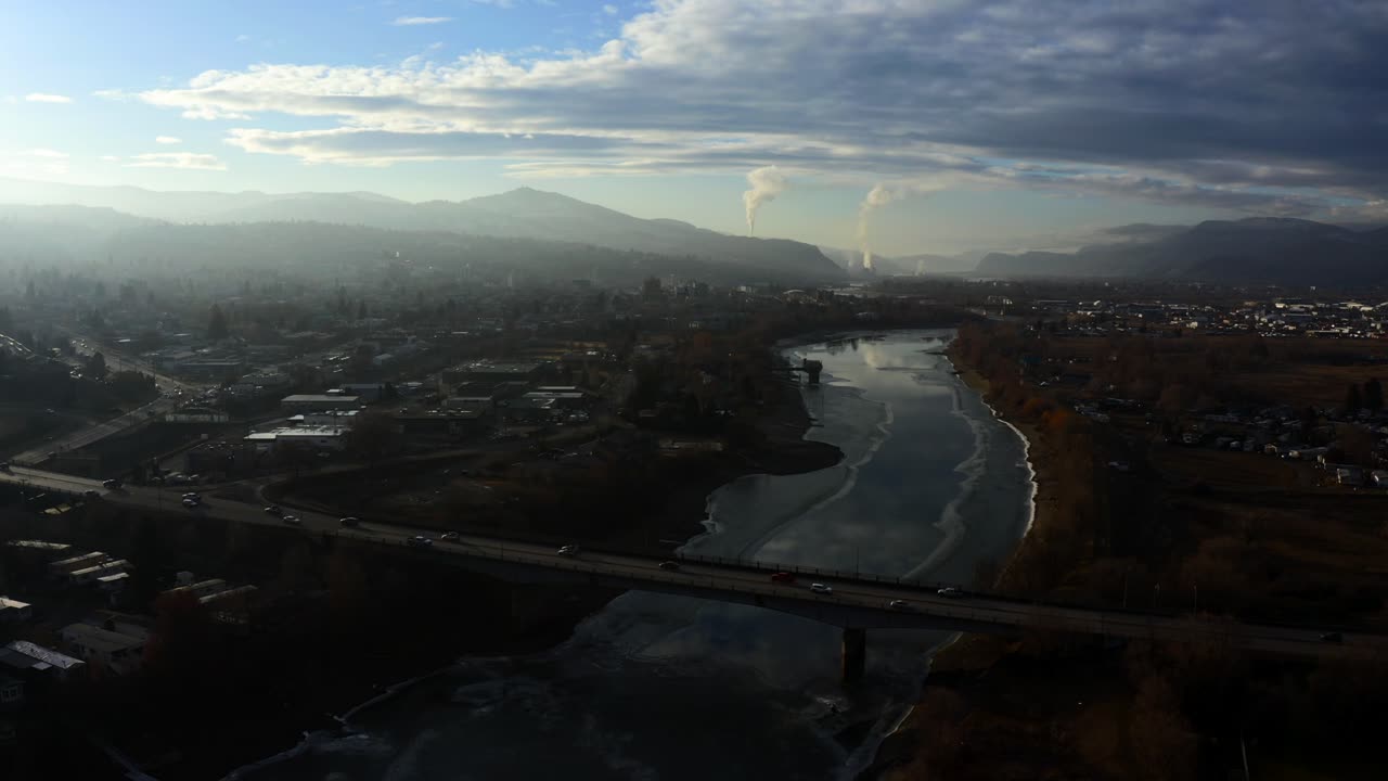 sobre la ciudad brumosa: una impresionante vista aérea de kamloops en un día soleado