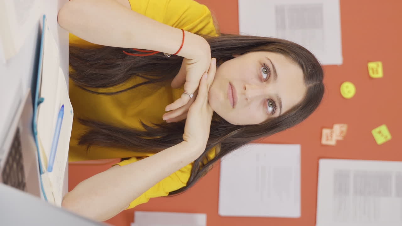 el video vertical de la niña es reflexivo en un estado desesperado e indefenso.