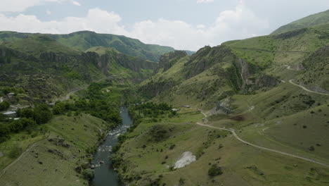 vista aérea del río mtkvari y el desfiladero cerca de tmogvi en georgia