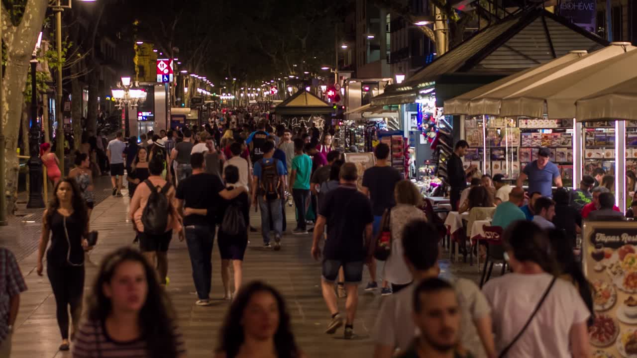 바르셀로나의 라 람블라 (la rambla) 에서 밤에 모이는 사람들