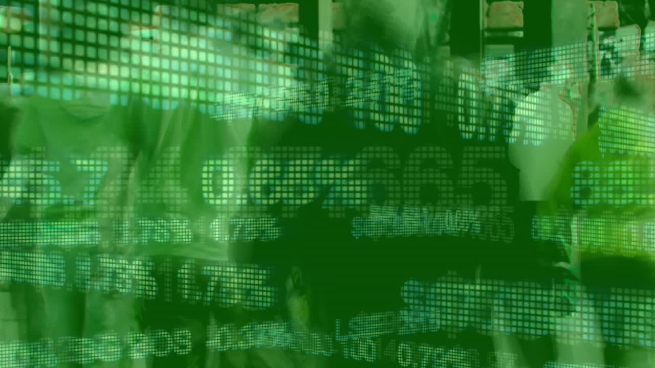 personas caminando con números digitales y escribiendo en movimiento