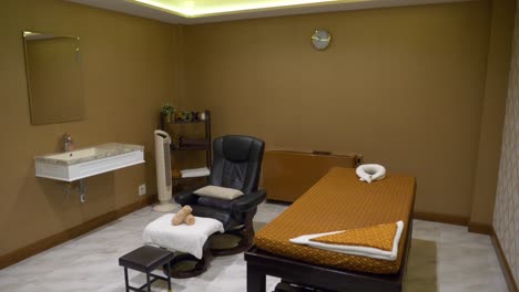 the private thai vip massage room with bathtub