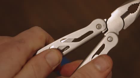 desdoblar un cuchillo de una herramienta múltiple para reparación eléctrica