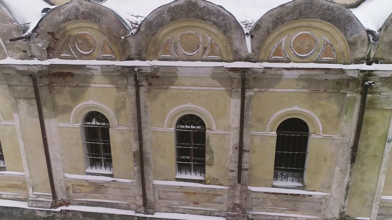 숲 가장자리에 있는 오래된 버려진 교회