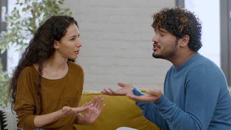pareja discutiendo