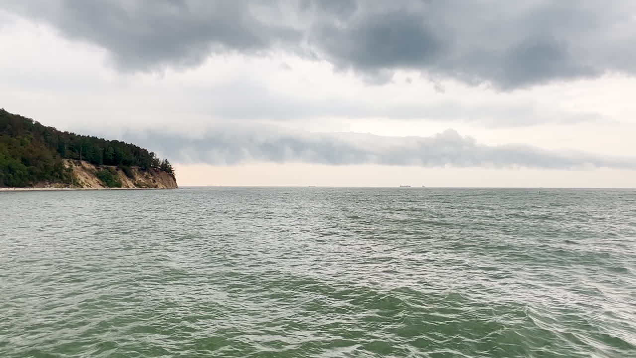Scogliera a Gdynia Orłowo con le onde del Mar Baltico e la baia di Danzica