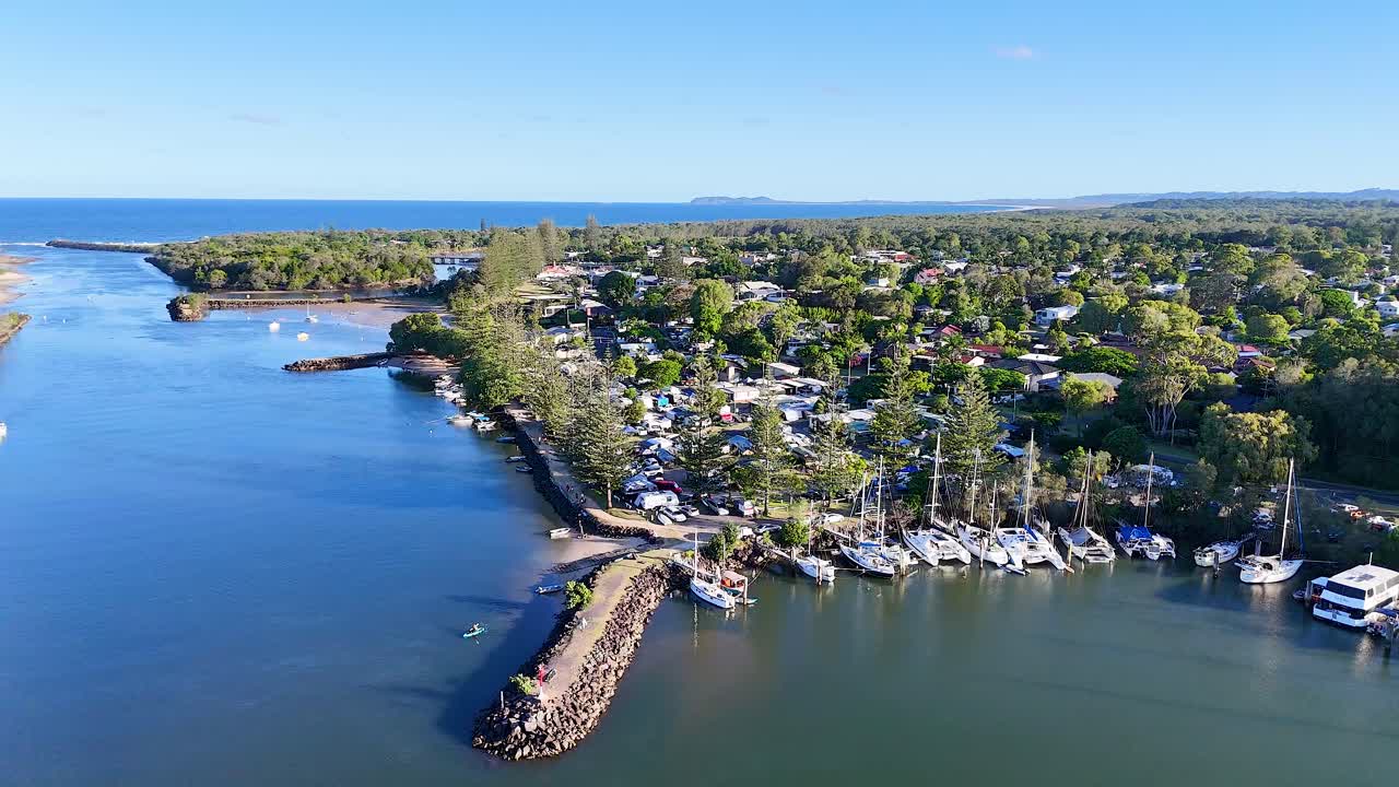 paisaje panorámico del río y la ciudad desde arriba