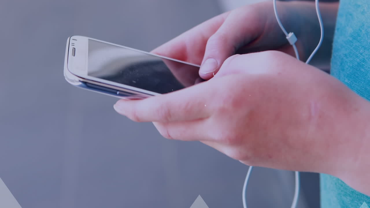 위로 움직이는 화살표와 스마트폰을 사용하는 사람의 중간 섹션에 대한 연결 네트워크