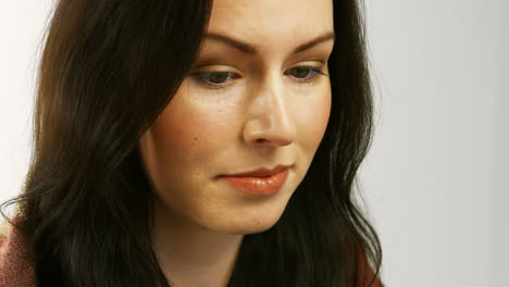 Woman-removing-her-contact-lenses