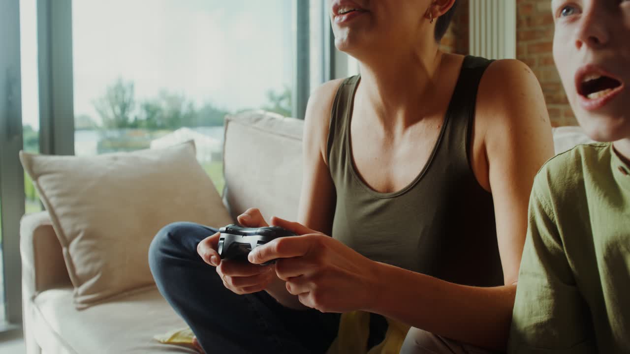 madre e figlio giocano insieme a videogiochi a casa