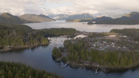 Aldea-Y-Comunidad-De-Las-Primeras-Naciones-Costeras-En-La-Costa-Oeste-De-British-Columbia,-Canadá