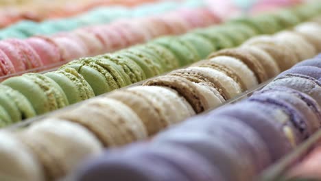 Bunte-Französische-Macarons.-Gebackenes-Gebäck.-Nahaufnahme,-Dolly-Aufnahme