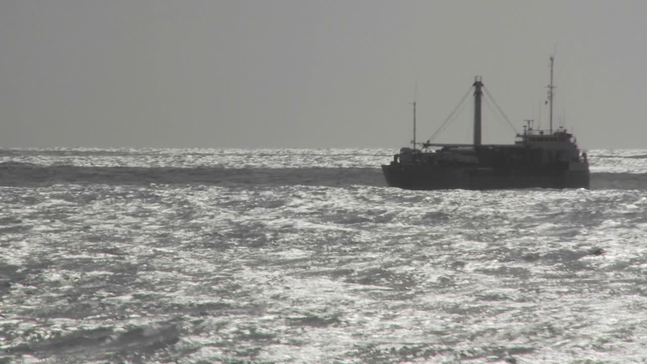 밝은 바다에 화물선