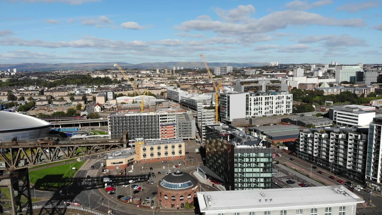 Drone nærmer seg Glasgows ikoniske Finnieston Crane og North Rotunda i Skottland.