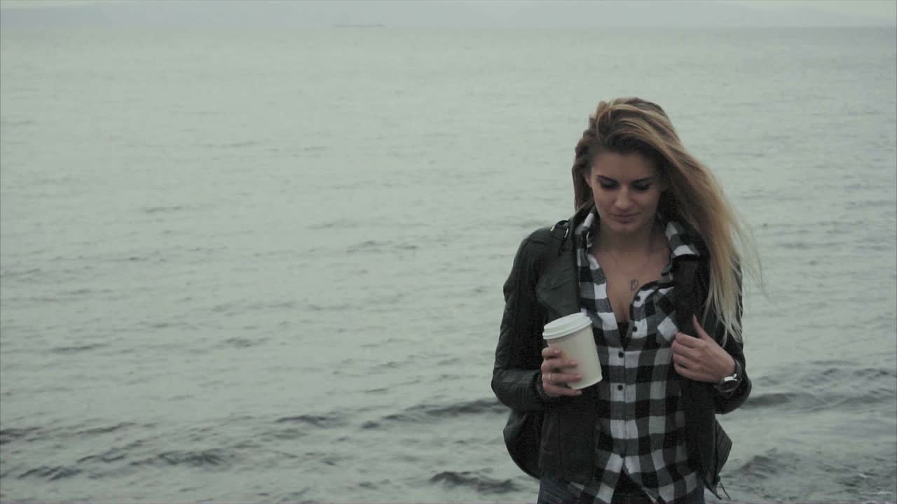 해변에서 커피를 마시는 여자