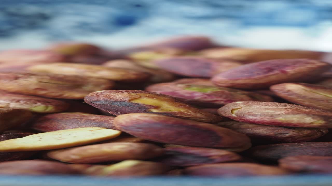 pistachos asados en un cuenco