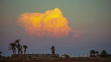 Toma-Del-Cielo-Del-Atardecer-Con-Espectaculares-Cúmulos-En-Movimiento-En-Timelapse