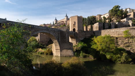 Zeitraffer-Der-Alcantara-Brücke-In-Der-Kaiserstadt-Toledo,-Spanien