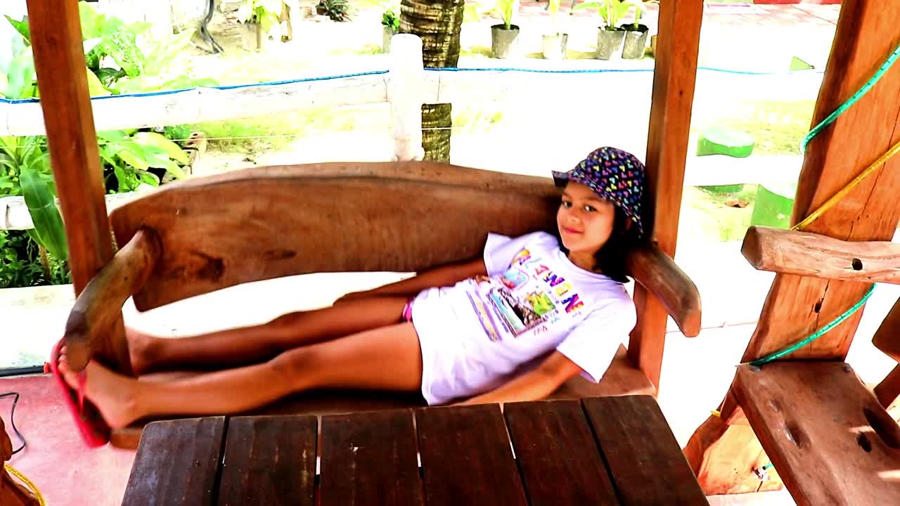 hermosa joven relajándose en el columpio