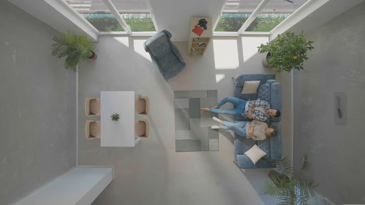 personas en habitaciones modernas con grandes ventanas