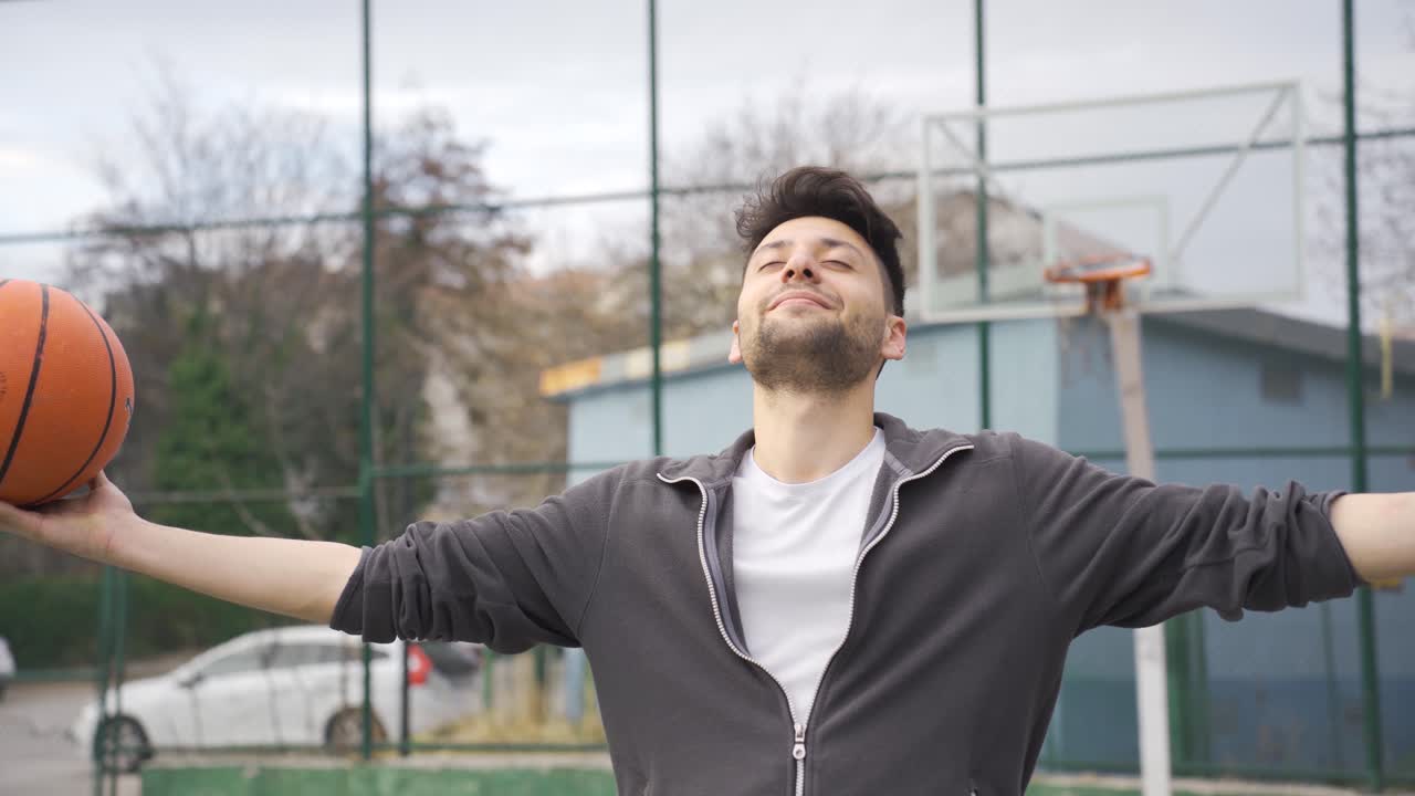 joven feliz en la ciudad pacífica y tranquila.