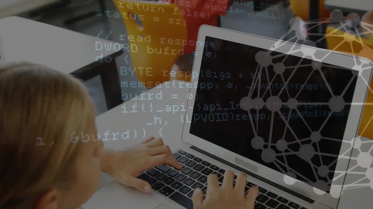 animación de estructuras moleculares y procesamiento de datos sobre una niña caucásica que usa una computadora portátil en la escuela
