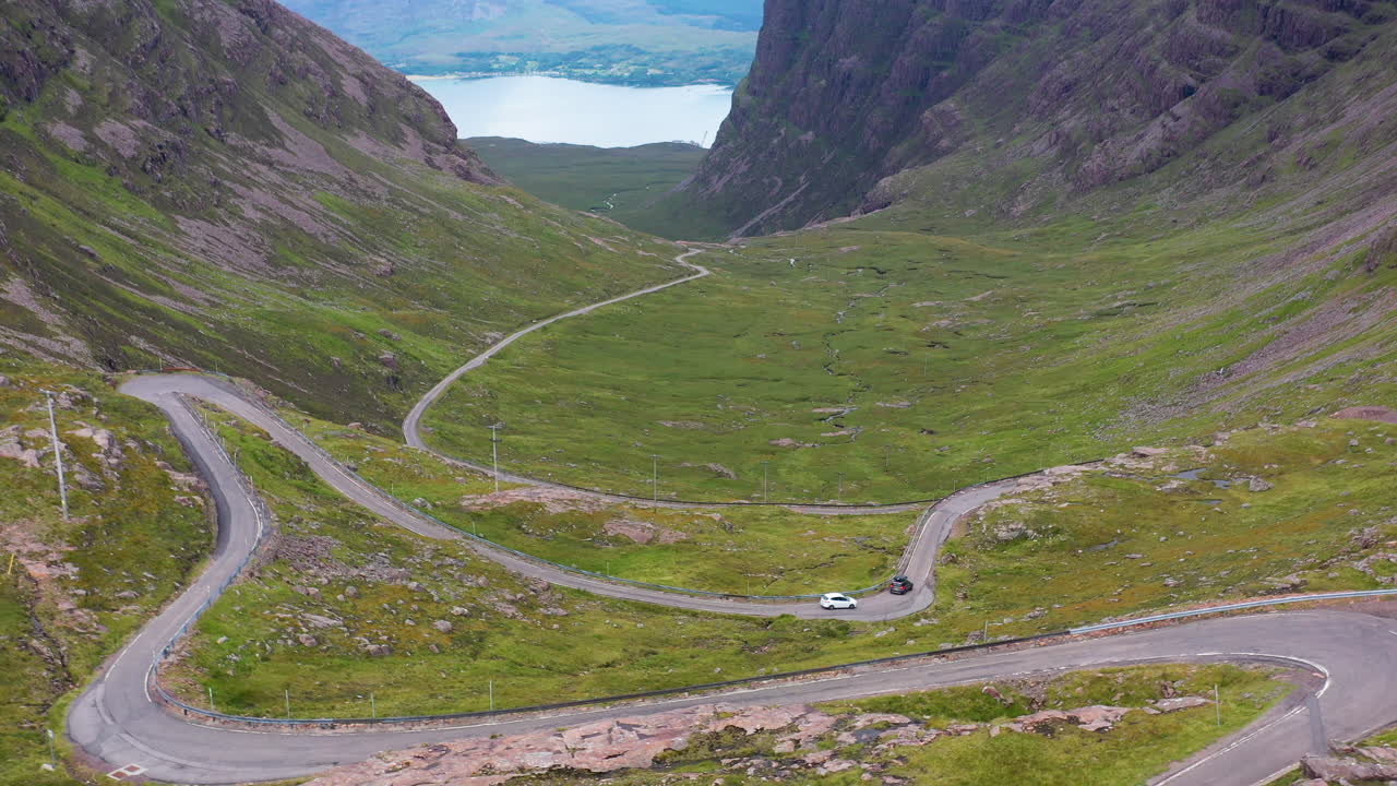 un dron revelador disparó a dos vehículos en la carretera bealach na ba applecross a través de las montañas de la península de applecross, en wester ross, en las tierras altas escocesas