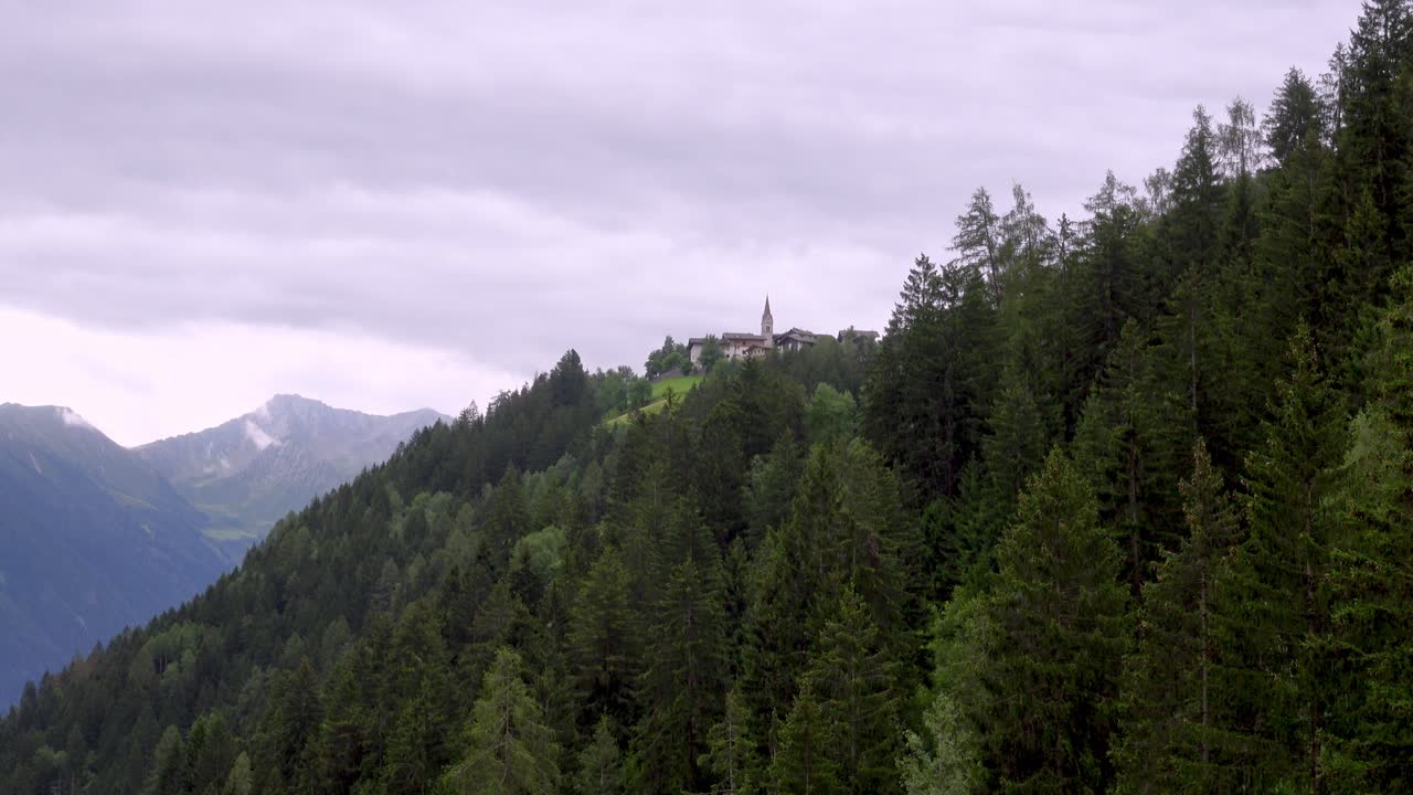 haciendo zoom en el pueblo de platt-plata en un día nublado, valle de passeier, tirol del sur, italia