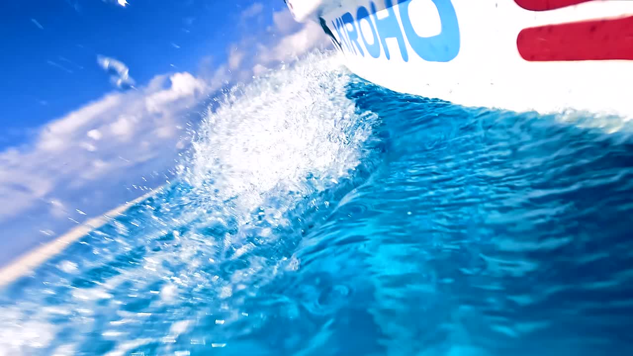 fpv 빠르게 움직이는 보트, 선체에 튀는 파도
