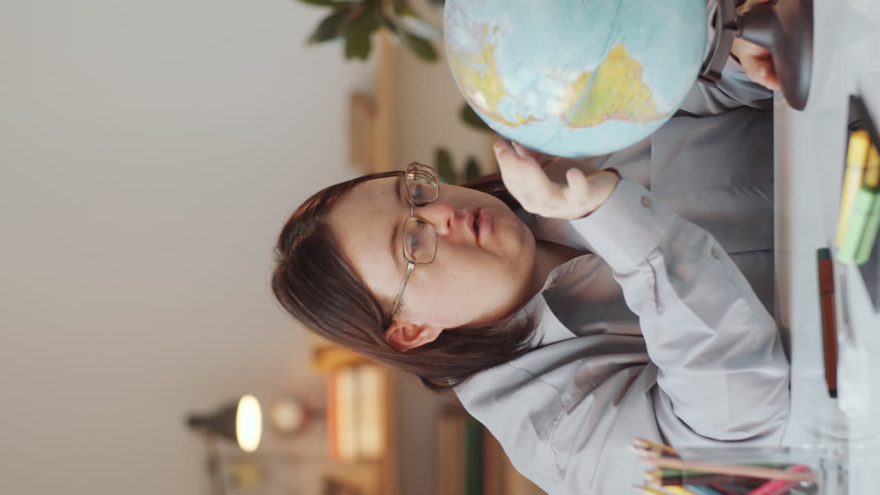 persona que mira un globo terrestre