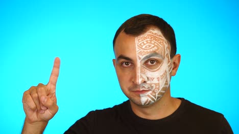 hombre con cara pintada sacude la cabeza y el dedo para evitar la oferta, no está de acuerdo o no hay señal, gesto de rechazo
