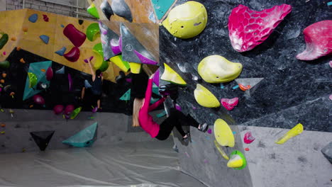 adolescente haciendo bouldering en un gimnasio