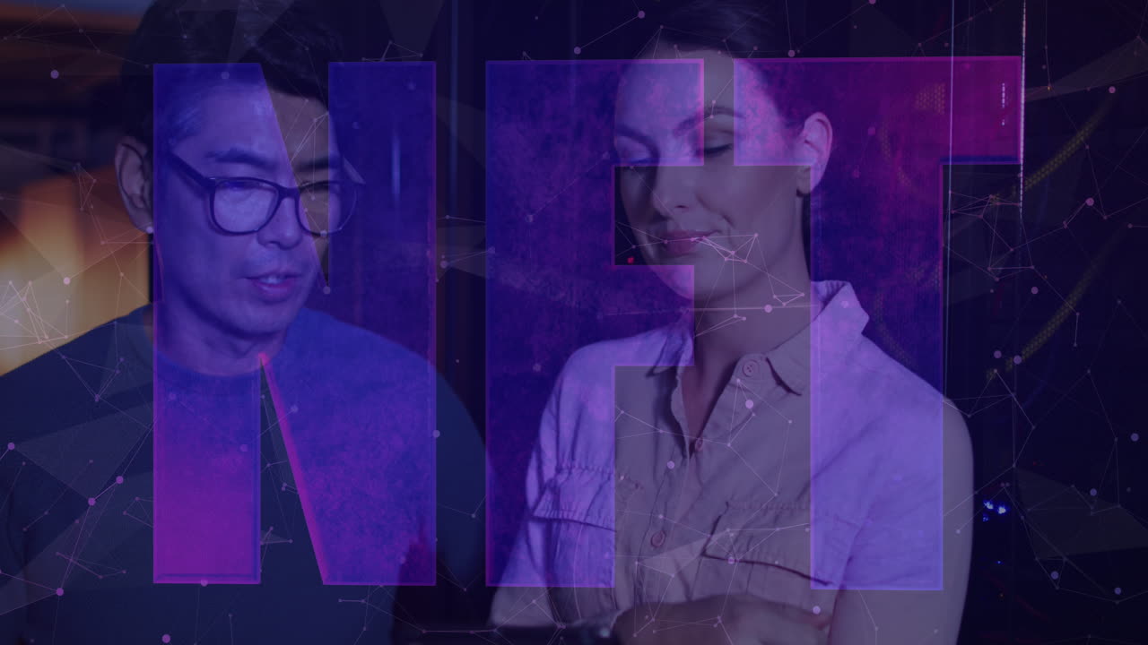 animación de texto nft sobre diversos trabajadores en la sala del servidor