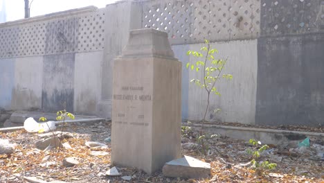 un monumento de piedra junto a una pared en el hogar de maternidad de golbai en karachi