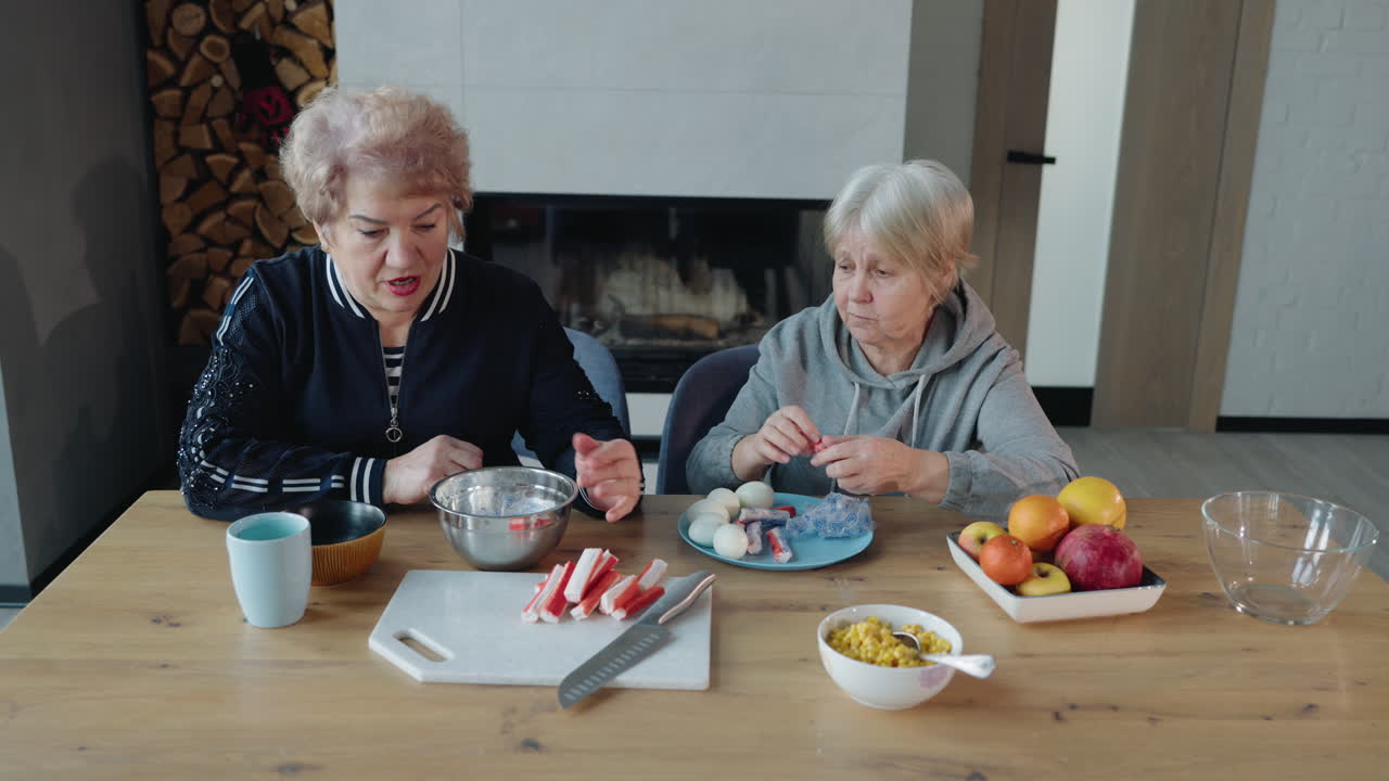 노인 여성 들 이 집 에서 함께 러드 를 준비 하고 있다