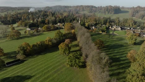 Impresionante-Paisaje-Otoñal-De-Cotswold-Reino-Unido-Color-Aéreo-Pueblo-De-Batsford-Hermosos-árboles