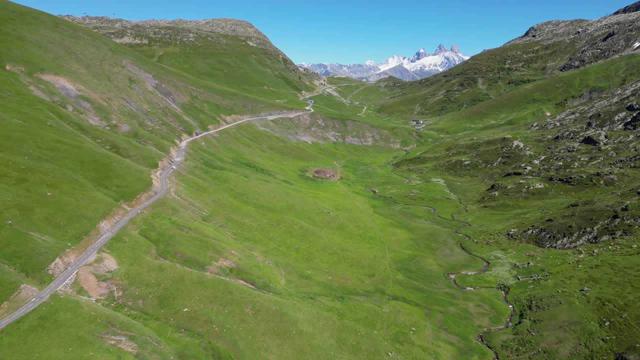 Strada panoramica e passo di montagna Col de la Croix de Fer nelle Alpi francesi - Aerea