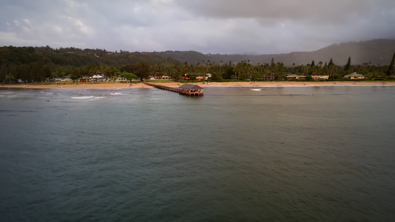zoom aéreo en el muelle nublado de hanalei