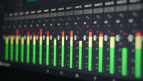 los niveles de audio mezclan el sonido de los faders en un estudio de grabación revelan