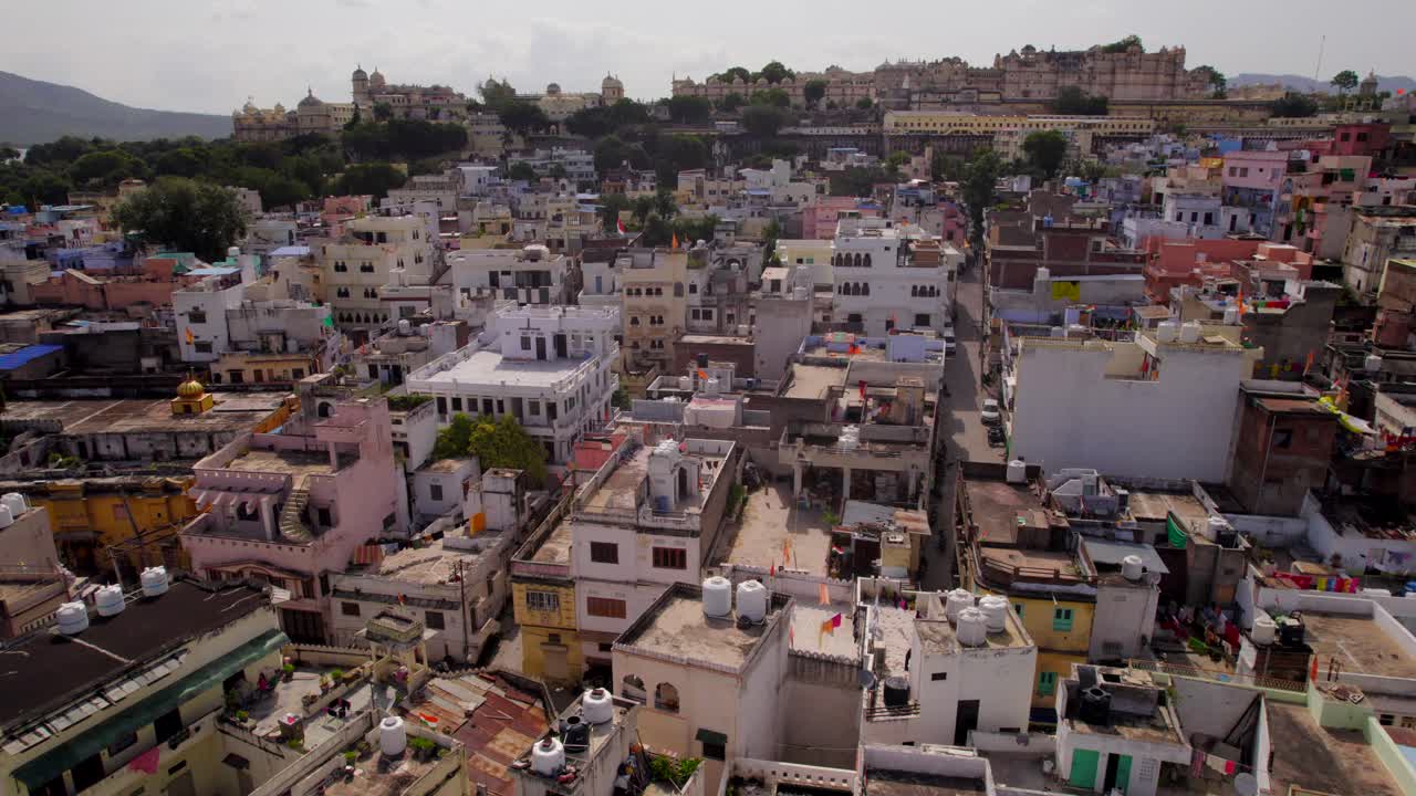 vuelo aéreo sobre los tejados de udaipur. avance lento
