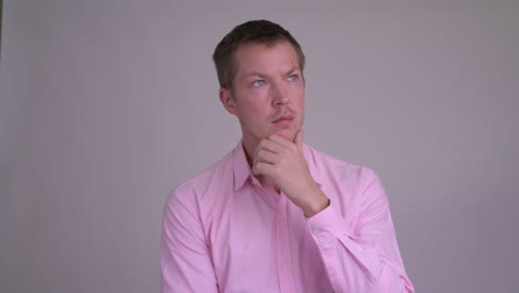joven empresario guapo con camisa rosa