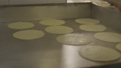 Durante-El-Proceso-De-Preparación-O-Cocción,-La-Cautivadora-Vista-De-Los-Tacos-Volteados-Hábilmente-En-El-Aire-Crea-Una-Experiencia-Culinaria-Tentadora-Y-Dinámica.