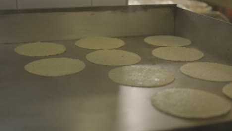 durante el proceso de preparación o cocción, la cautivadora vista de tacos que se vuelcan hábilmente en el aire crea una experiencia culinaria tentadora y dinámica