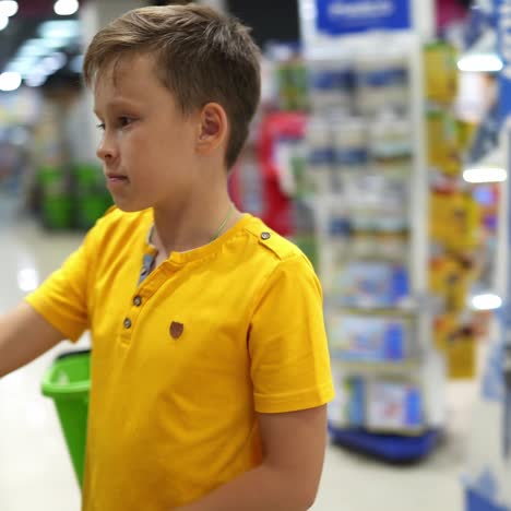 kid in shopping mall